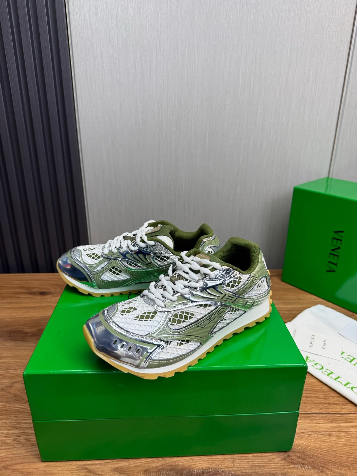 Men's men's shoes 💰620💰 BV top version 𝘽𝙊𝙏𝙏𝙀𝙂𝘼 𝙑𝙀𝙉𝙀𝙏𝘼 Orbit sneakers Wang Yibo same style couple style dad shoes 🩷💚 Runner sneakers, made of lightweight technical mesh fabric. Features a geometric patterned rubber outsole. Pay attention to the package craftsmanship ❕ High version shipping ❗️ Very nice, durable to play with and durable to make ✔️ Standard version 💯💯 The outsole is made of color-blocked TPU outsole. Women’s model 35-41 (40 41 customized) Men’s model 39-46 (45.46 customized) Equipped with original packaging